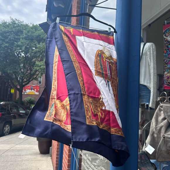 Gucci 1980โs saddle silk scarf in Navy/Red/white *vintage ๐ - Picture 4 of 9